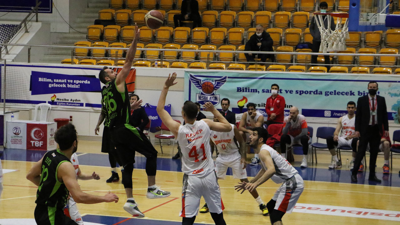 Manisa'nın dev adamları son periyotta işi bitirdi: 67-77