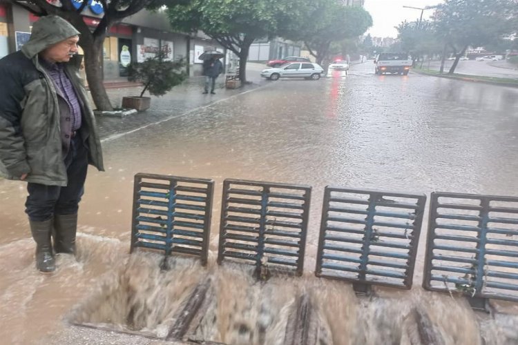 Adana'da kuvvetli yağış sel getirdi -