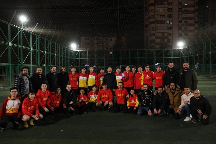 Ahmet Çolakbayrakdar halı 'sahada' ter döktü -