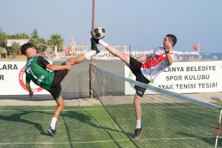 Alanya'da ayak tenisinde 20 takım kıyasıya yarıştı -