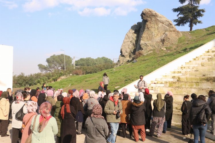 Alaşehirli kadınlar Manisa'yı gezdi -