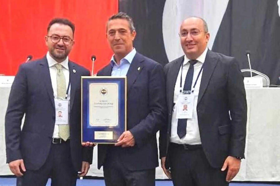 Ali Koç, Erzurum Fenerbahçeliler Derneği'ne akreditasyon belgesini verdi -