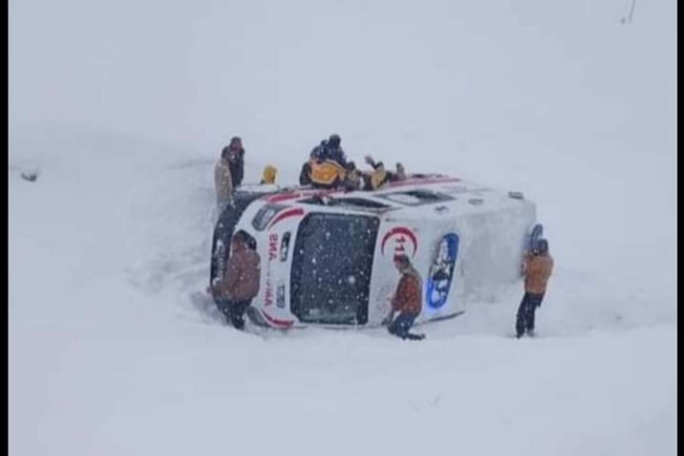 Ambulans devrildi 3 sağlıkçı yaralandı -