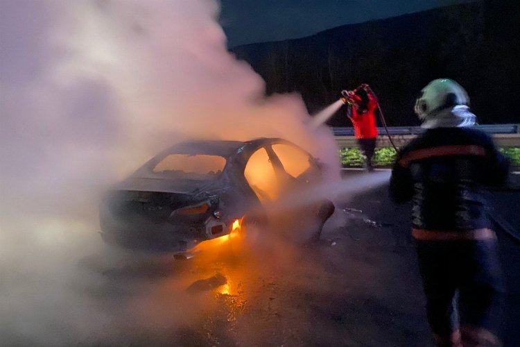 Anadolu Otoyolu'nda kontrolden çıkan otomobil yandı! -