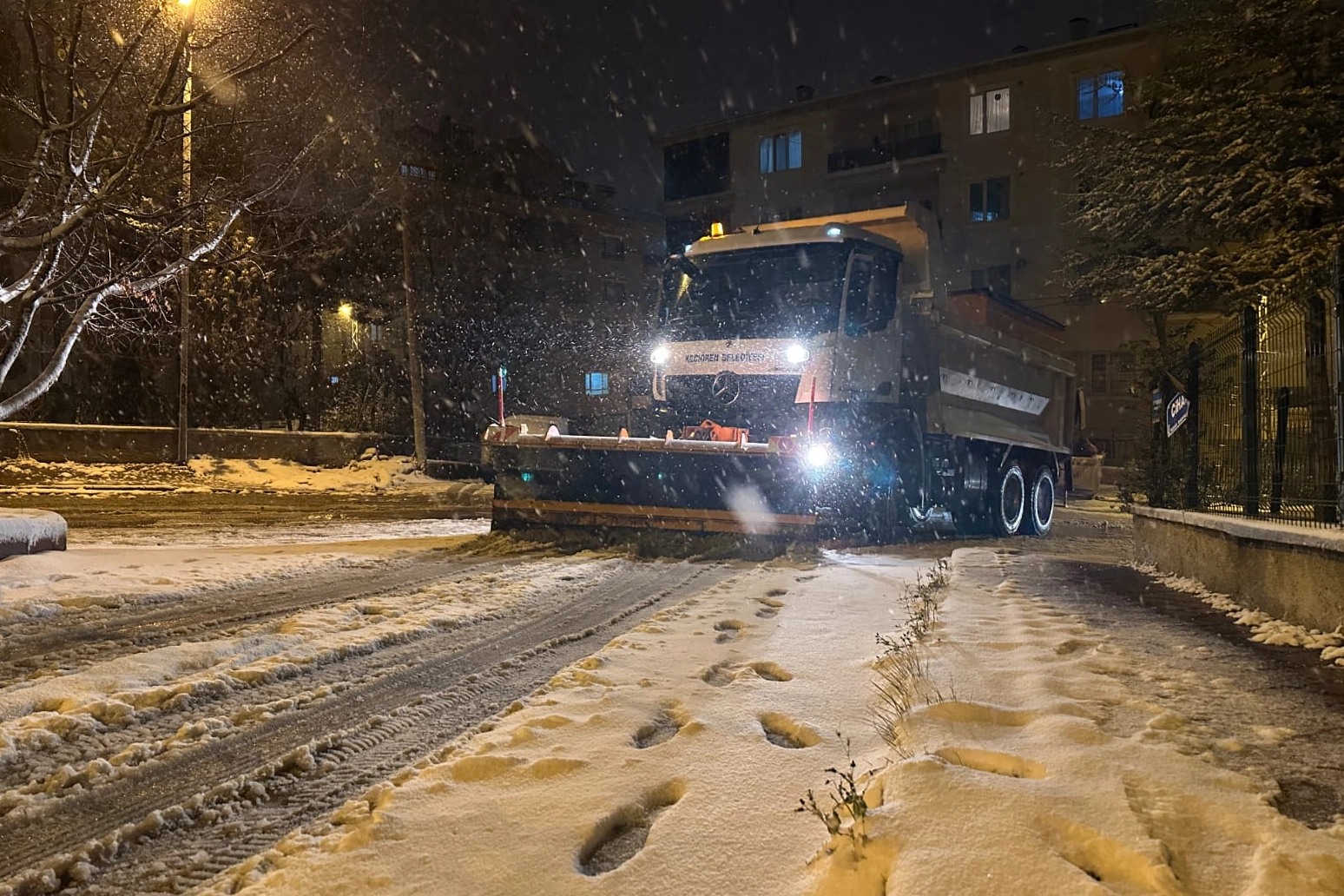 Ankara Keçiören'de ekipler yolları tuzlamaya devam -