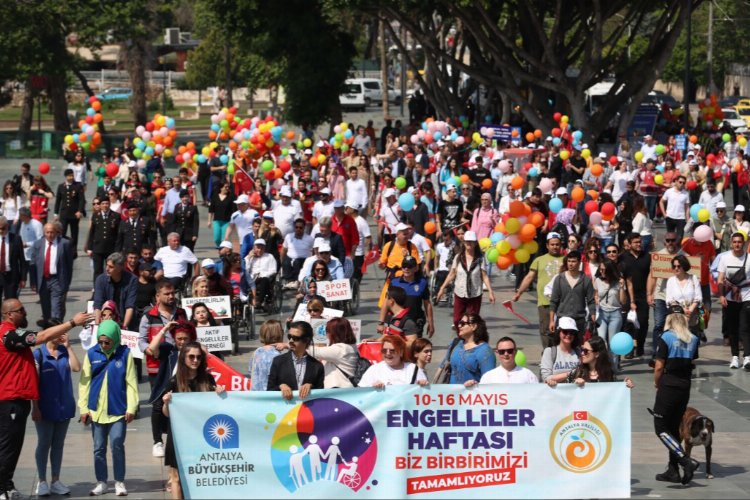 Antalya caddelerinde ENFEST coşkusu -