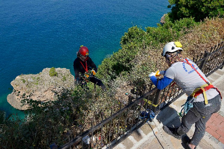 Antalya'da doğa harikası falezlerde temizlik -