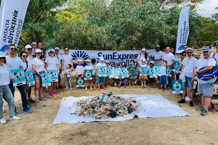 Antalya'da SunExpress kıyıdan 75 kilogram atık topladı -