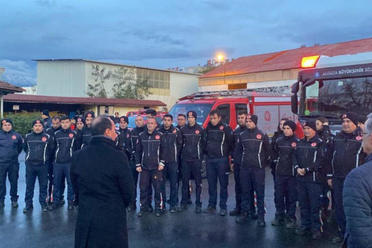 Antalya itfaiyesi deprem bölgesinde -