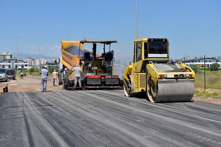 Antalya Muratpaşa 8 yıldır asfaltını üretiyor -