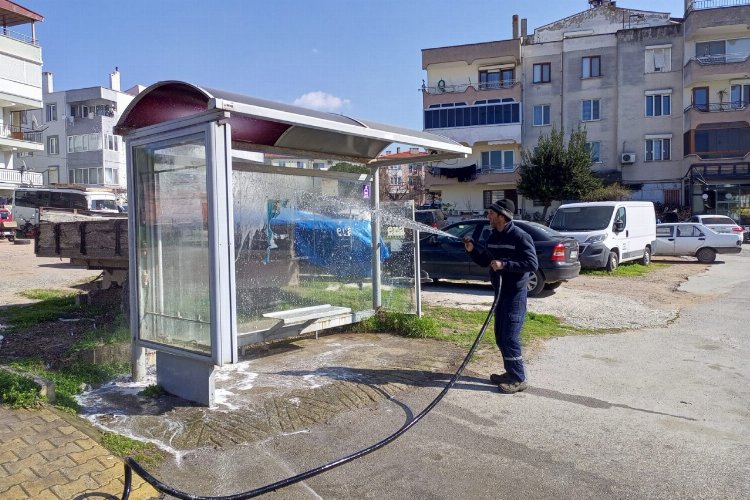 Ayvalık Belediyesi temizlik işleri çalışmalarını sürdürüyor -