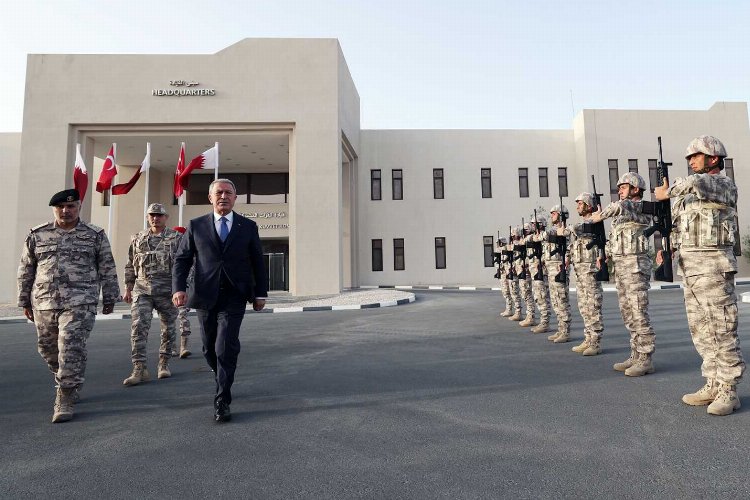 Bakan Akar Katar'da Mehmetçikle buluştu -