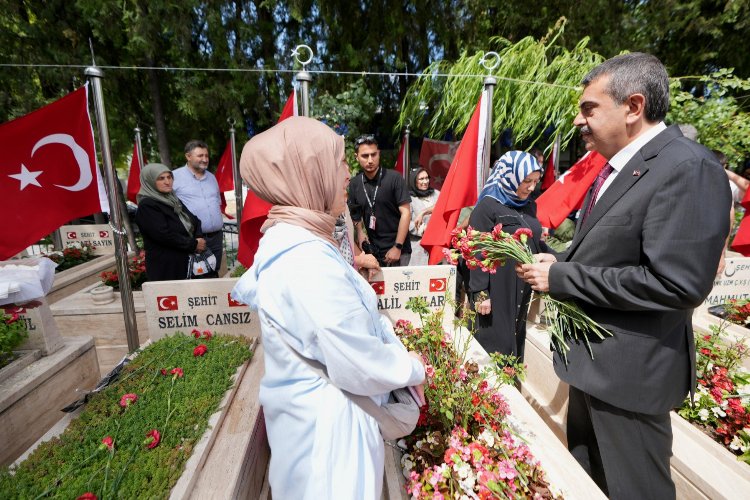 Bakan Tekin 15 Temmuz şehitleri için Karşıya Mezarlığı'nda -