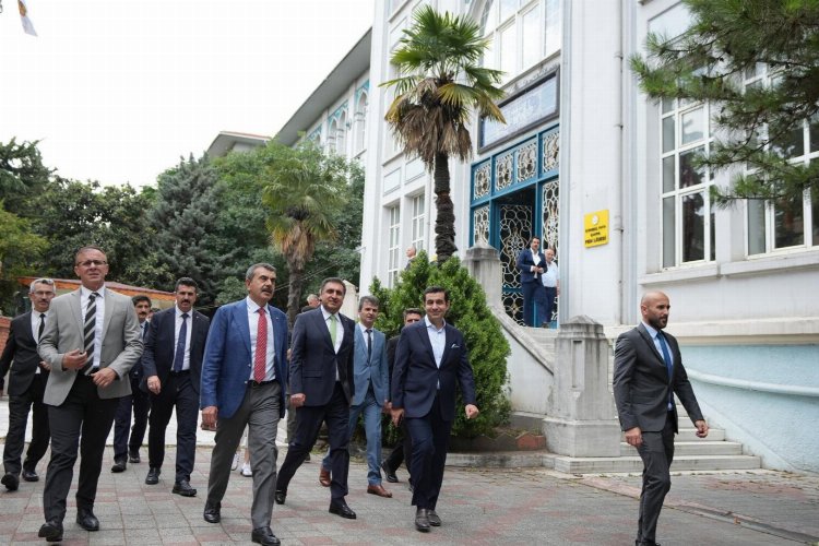 Bakan Tekin'den İstanbul'da tarihi okullarda inceleme -