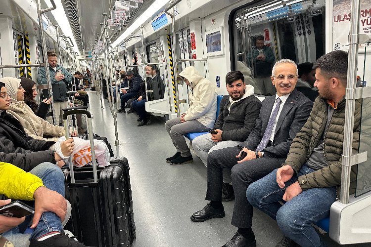 Bakan Uraloğlu Ankara uçağına metroyla ulaştı -