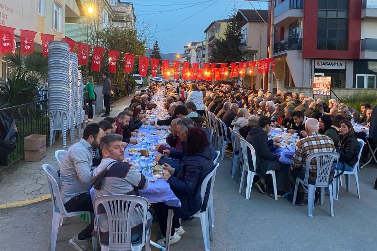 Başiskele’de CHP'den sokak iftarı -