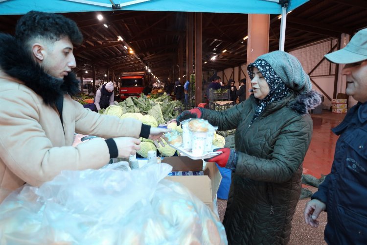 Başiskele’de çorbalar pazarcıların içlerini ısıttı -