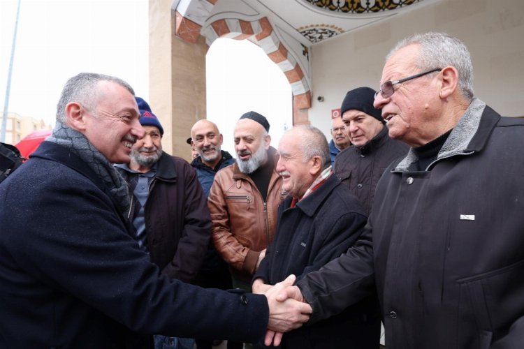 Başkan Büyükakın'dan cami cemaati ve vatandaşlarla sohbet -