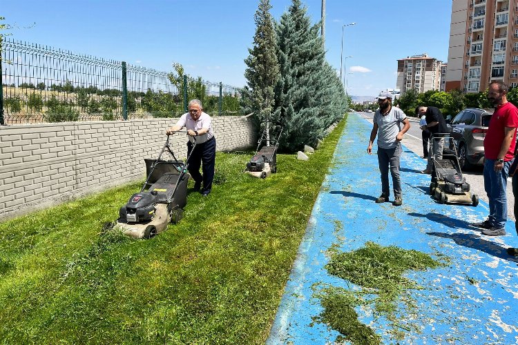 Başkan Büyükkılıç, işçilerle bir araya geldi, çim biçti -