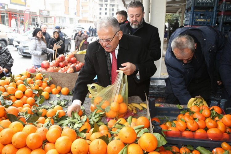 Başkan Büyükkılıç, semt pazarında tezgahın arkasına geçti -