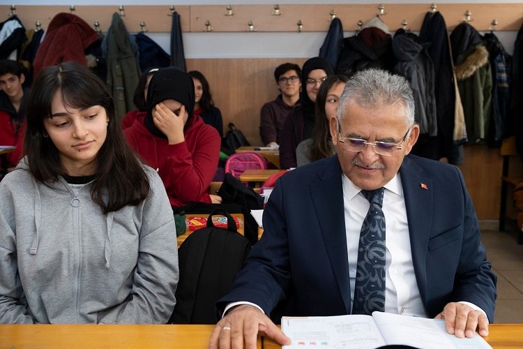 Başkan Büyükkılıç'tan öğrencilere LGS morali -