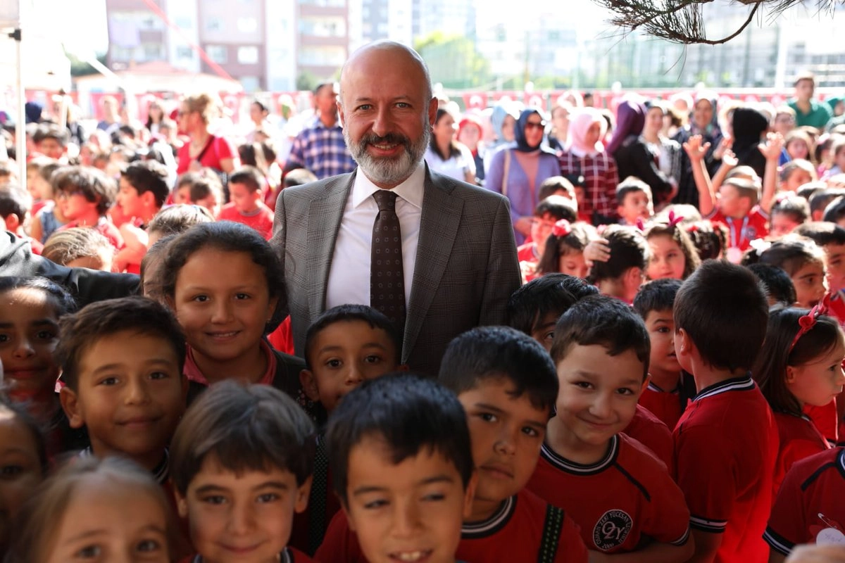 Başkan Çolakbayrakdar, “Eğitim için tüm imkânlarımızı seferber ediyoruz” -