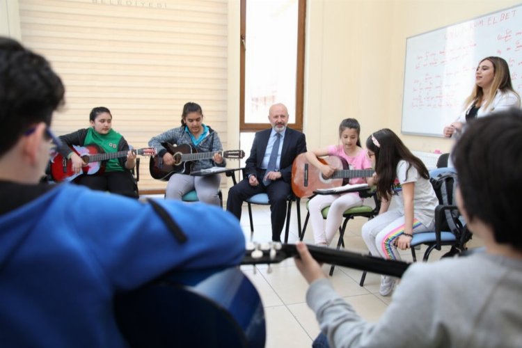 Başkan Çolakbayrakdar: “Gençler için ne yapsak azdır” -