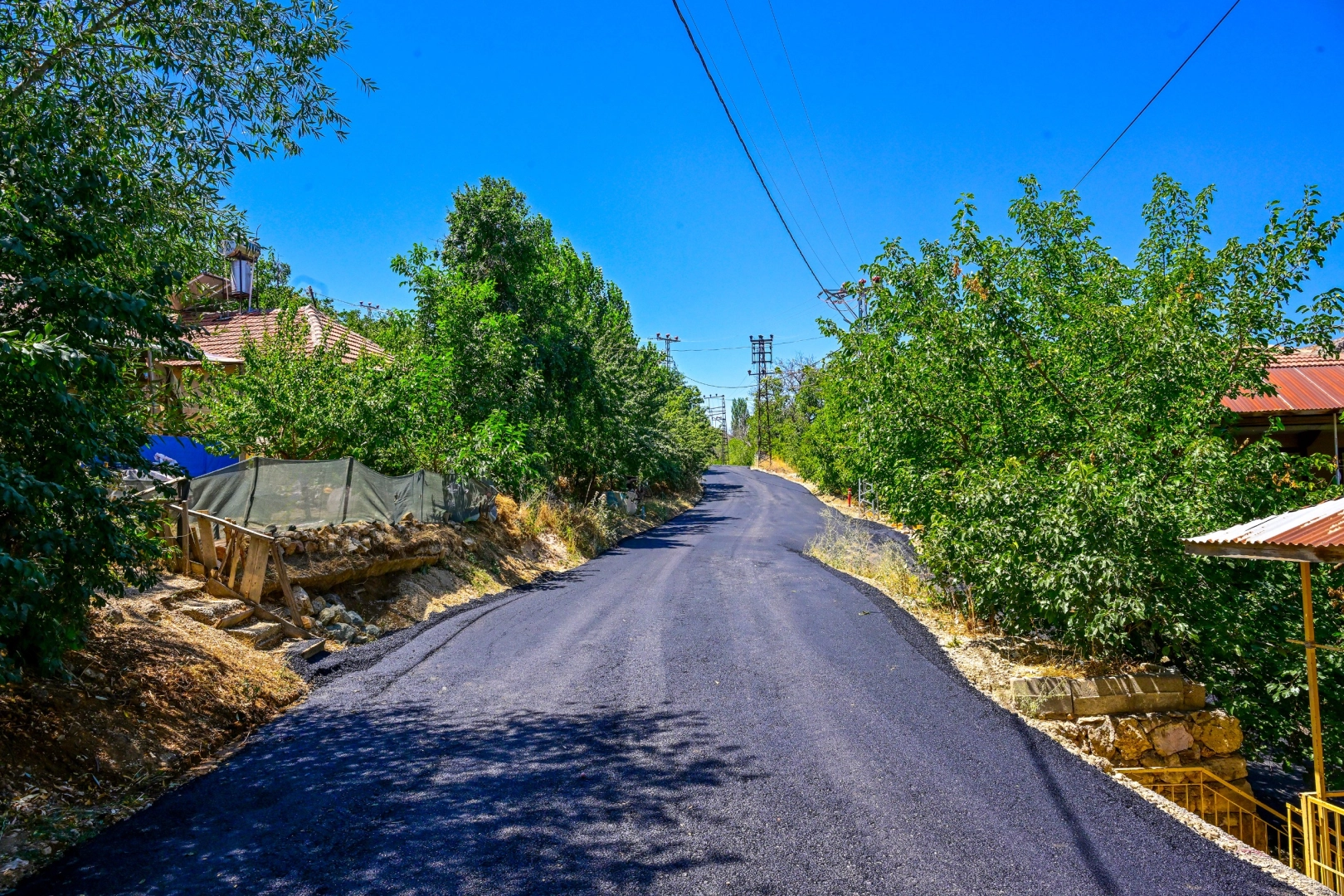 Başkan Er Hekimhan’daki yol çalışmalarını inceledi -