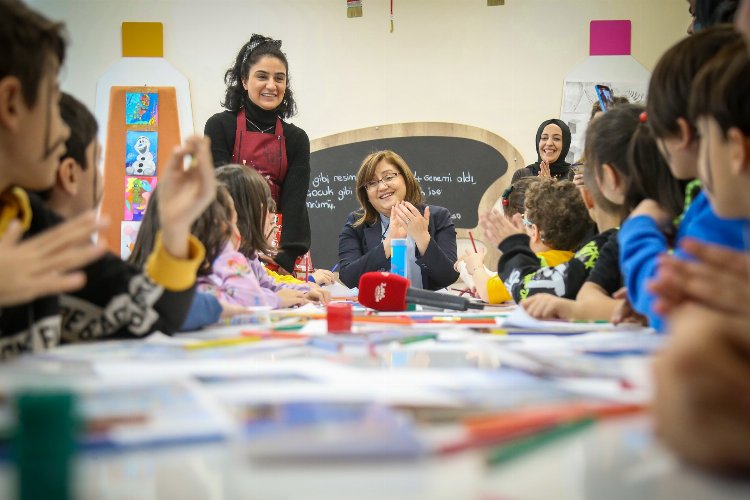 Başkan Şahin, çocuklarla hikaye dinleyip, şarkı söyledi -