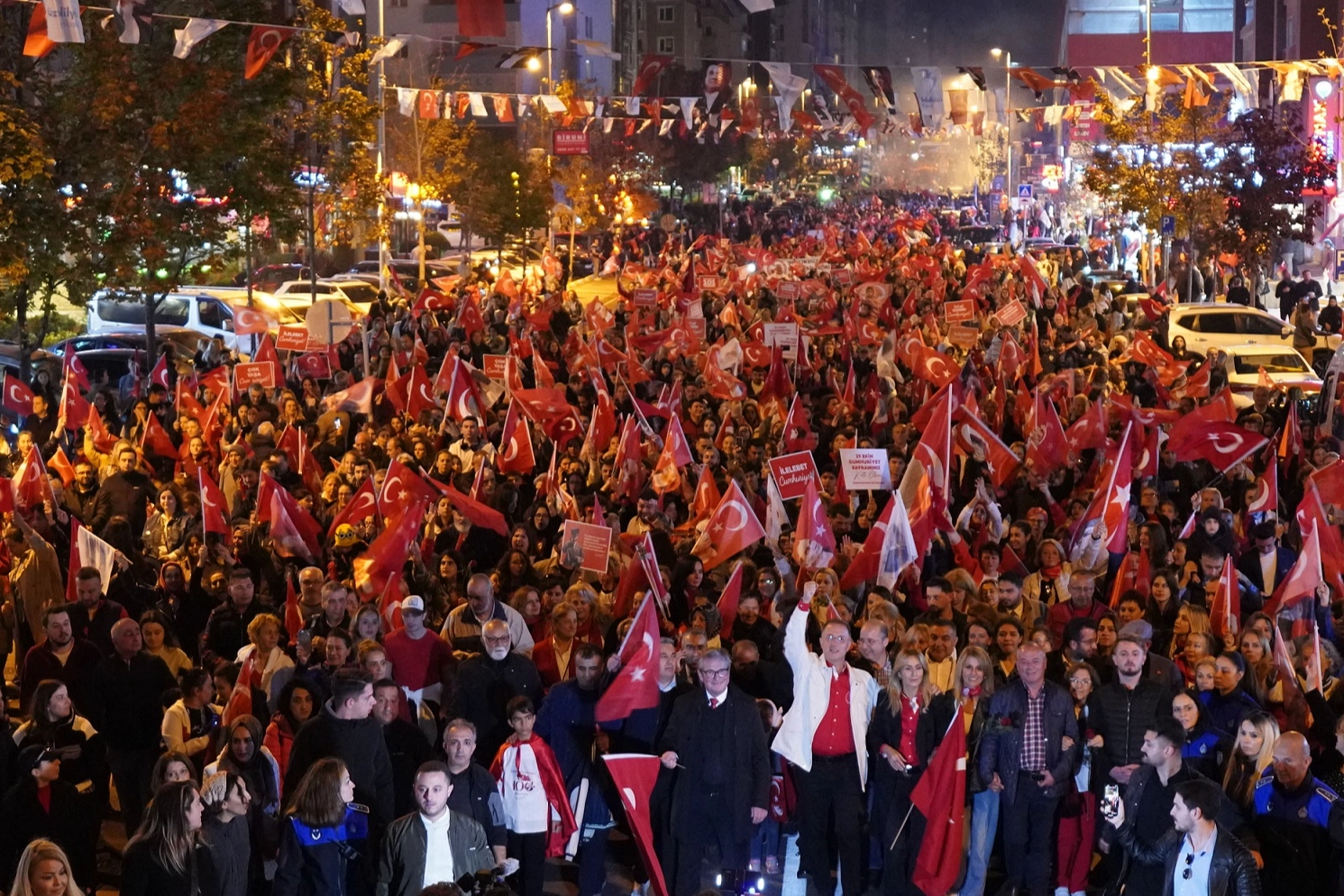 Beylikdüzü Cumhuriyet’in ilanının 101. yılını coşkuyla kutladı -