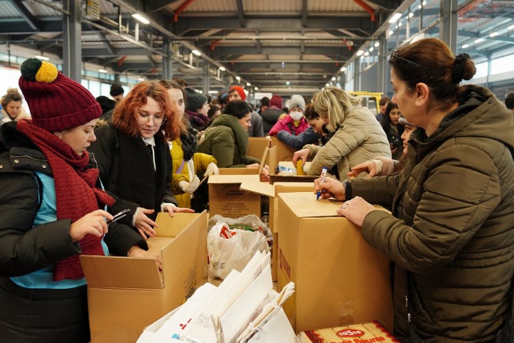 Beylikdüzü'nün gönülü ordusu dayanışma köprüsü kurdu -