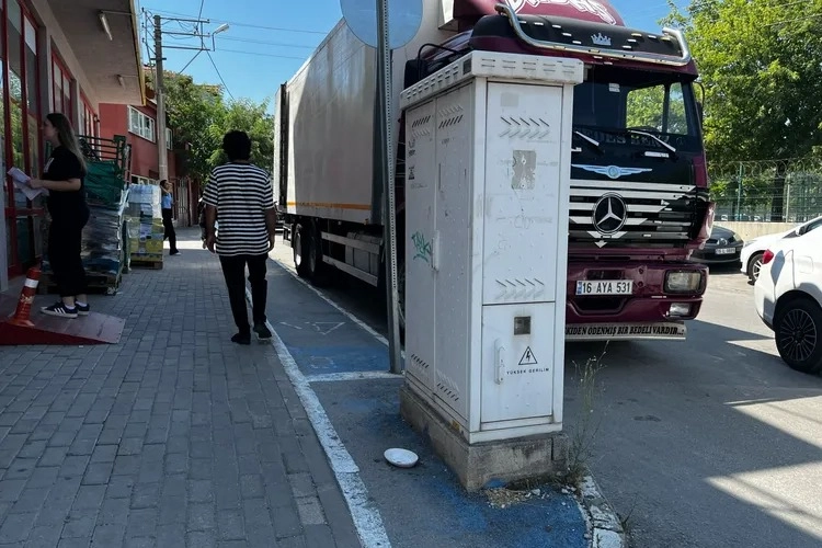 Bilinçsiz sürücüler bisiklet yollarına engel oluyor -