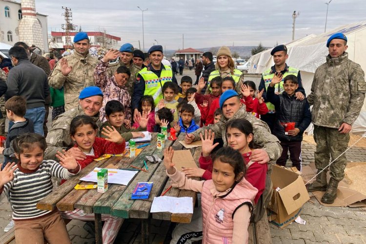 Bingöl'de depremzede çocuklara Jandarma morali -