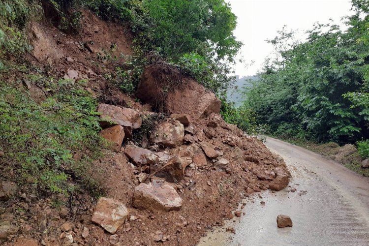 Bir haftada 95 heyelan yolları kapattı -