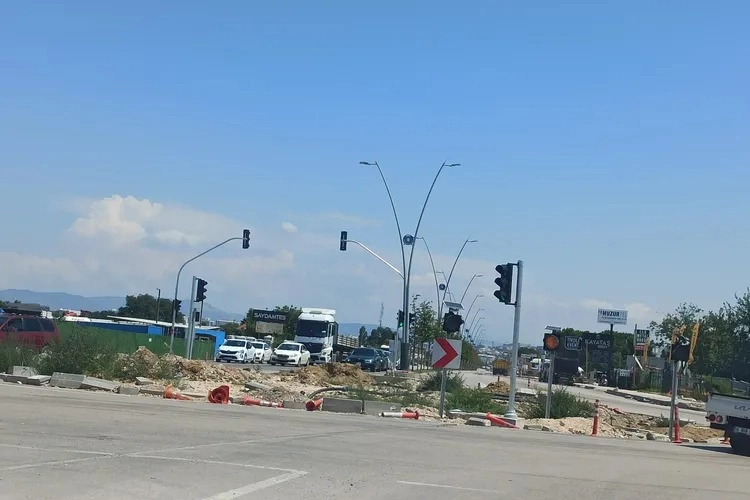 Bitmeyen Çalı Kavşağı trafikte zor anlara neden oluyor -