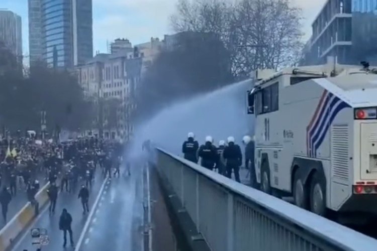 Brüksel’de aşı karşıtı protestosu: 44 gözaltı!