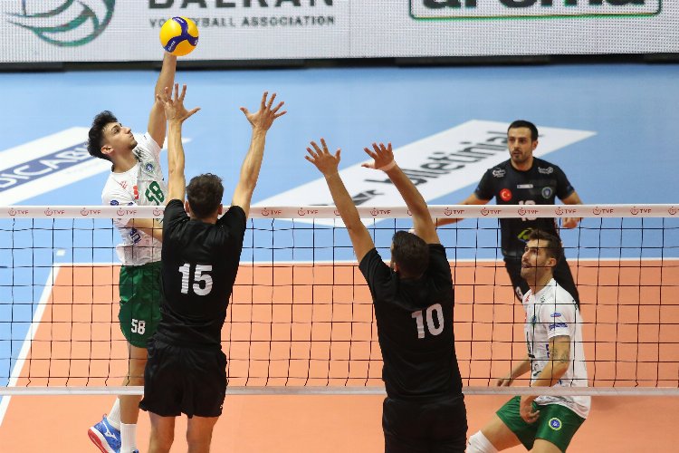 Bursa Büyükşehir voleybolcuları Balkan Kupası'na galibiyetle başladı -