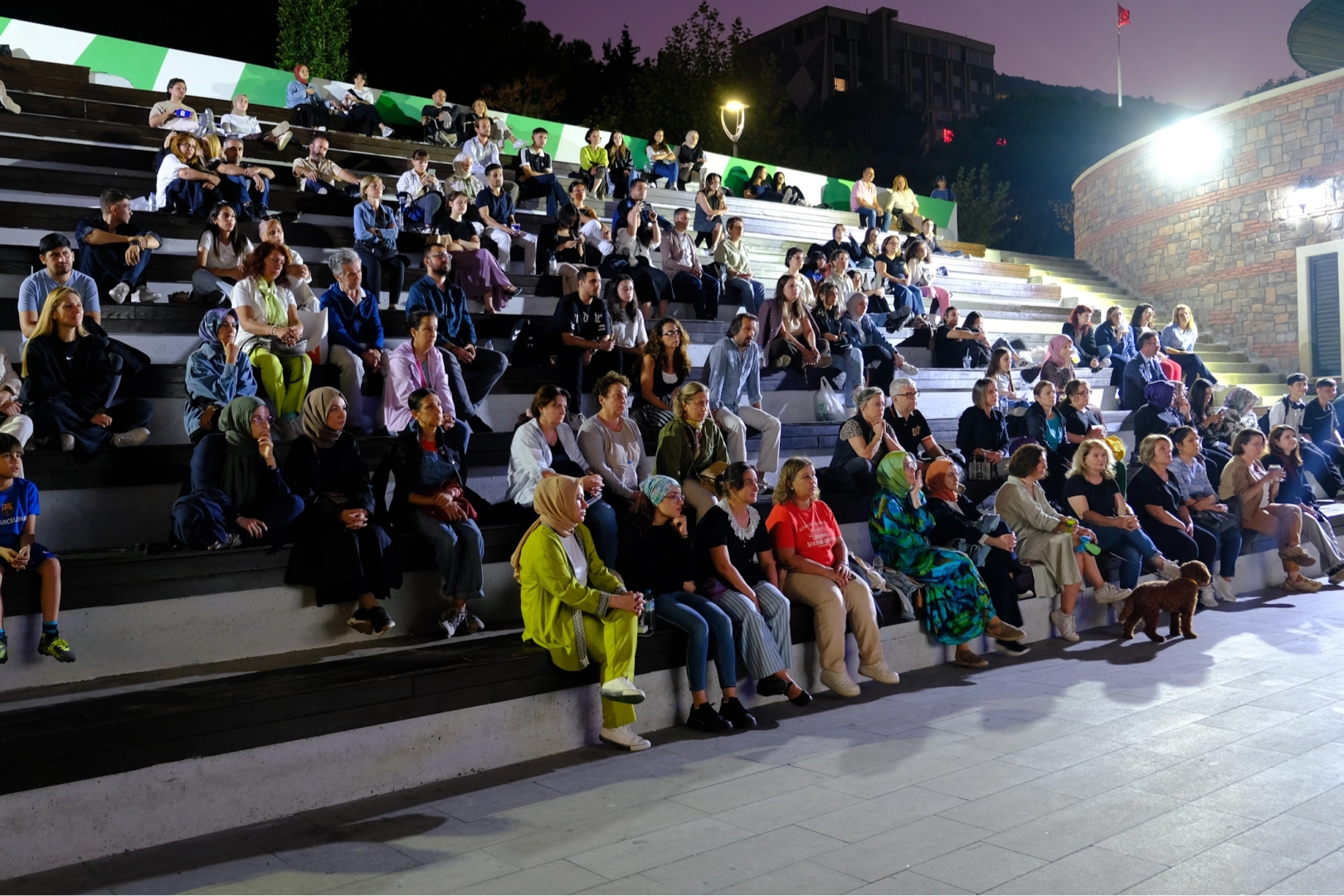 Bursa'da Atatürk Stadyumu Kütüphanesi önünde sinema keyfi -