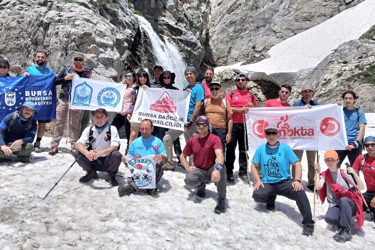 Bursa'da dağcılardan 'atıksız' yürüyüş -