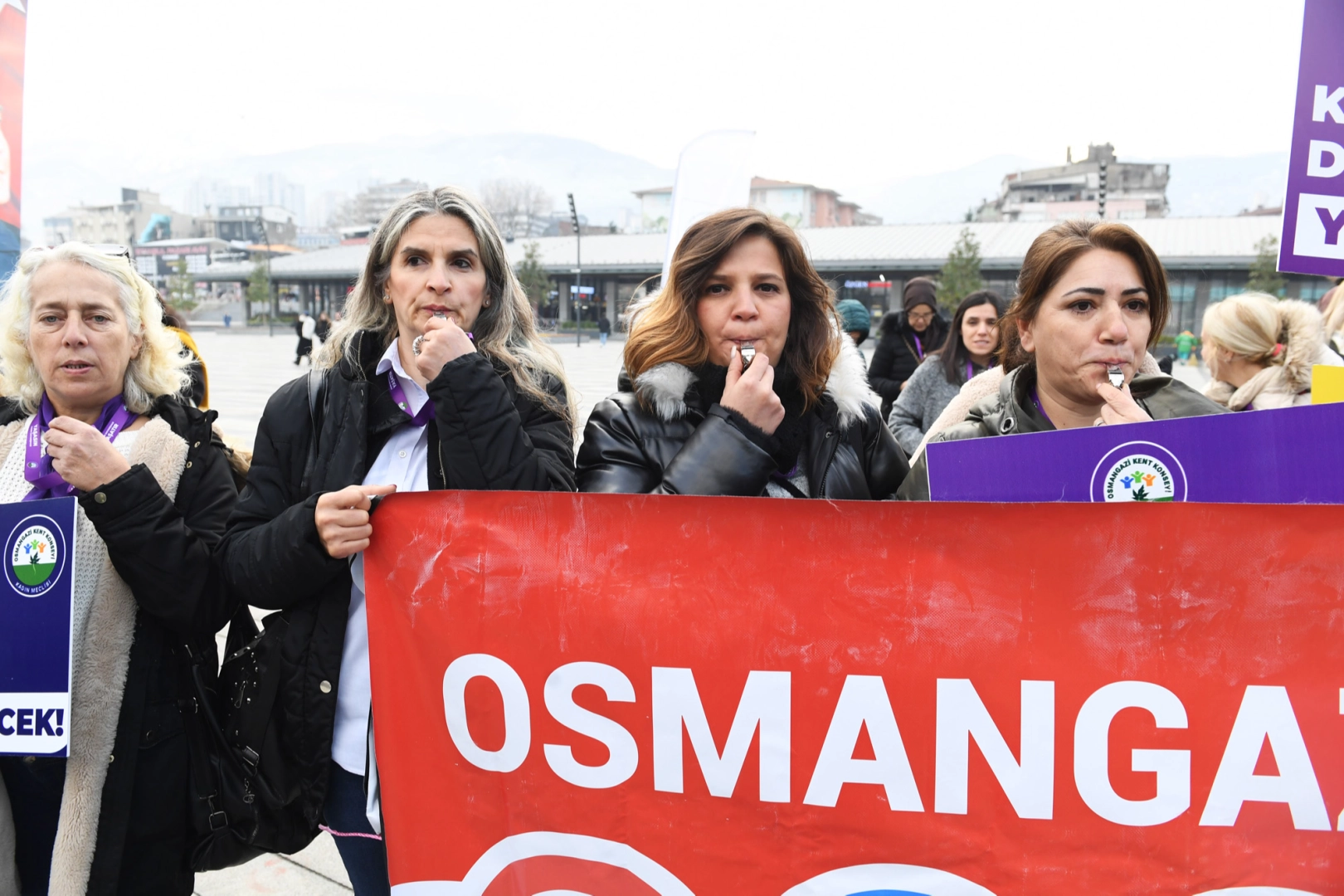 Bursa'da düdükler kadına şiddetin durması için çaldı -