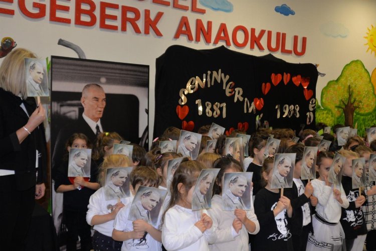 Bursa'da Egeberkli minikler Atatürk'ü andı -