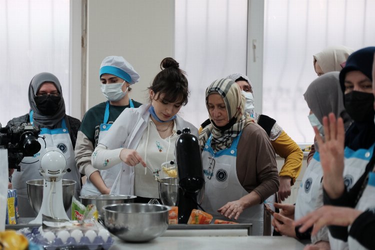 Bursa'da işaret diliyle pasta-yemek yaptılar -