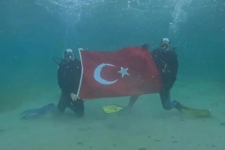 Bursa’da öğretmenler su altında Türk bayrağı açtı -