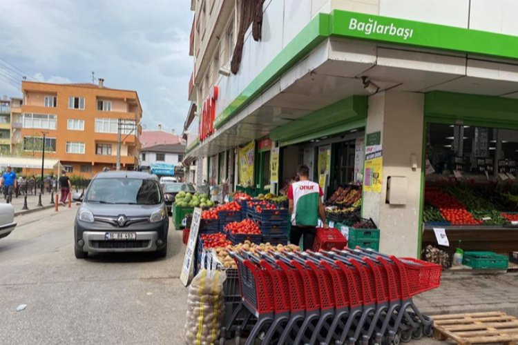 Bursa’da Onur Market’e vatandaş isyanı! Kaldırımlar manav reyonuna döndü -