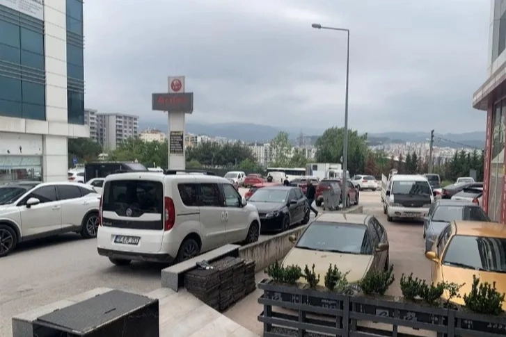 Bursa'da park halindeki araçlar ambulans ve itfaiyelere engel oluyor -