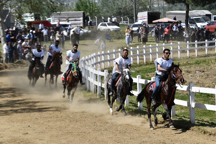 Bursa'da rahvan atları fethetti! -