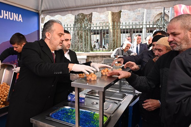 Bursa’da şehitlerin anısına lokma dağıtıldı -