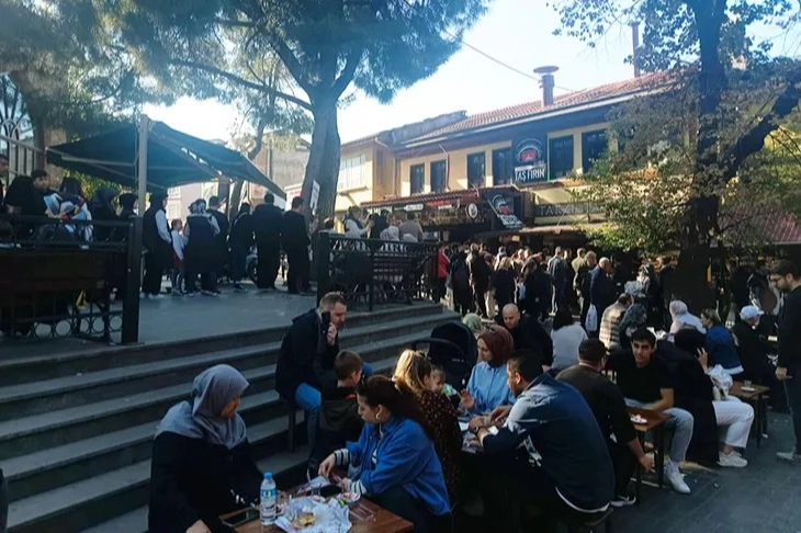 Bursa’da tahinli pide kuyruğu! Yemek için dakikalarca bekliyorlar -