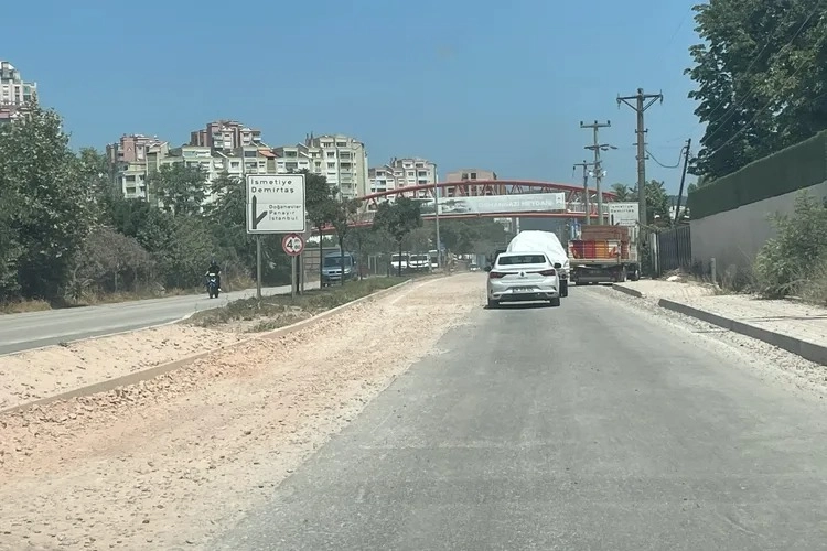 Bursa'da uyarı levhasız yol çalışması sürücüleri isyan ettiriyor -