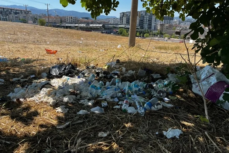 Bursa'daki boş arazi çöp yuvası oldu -